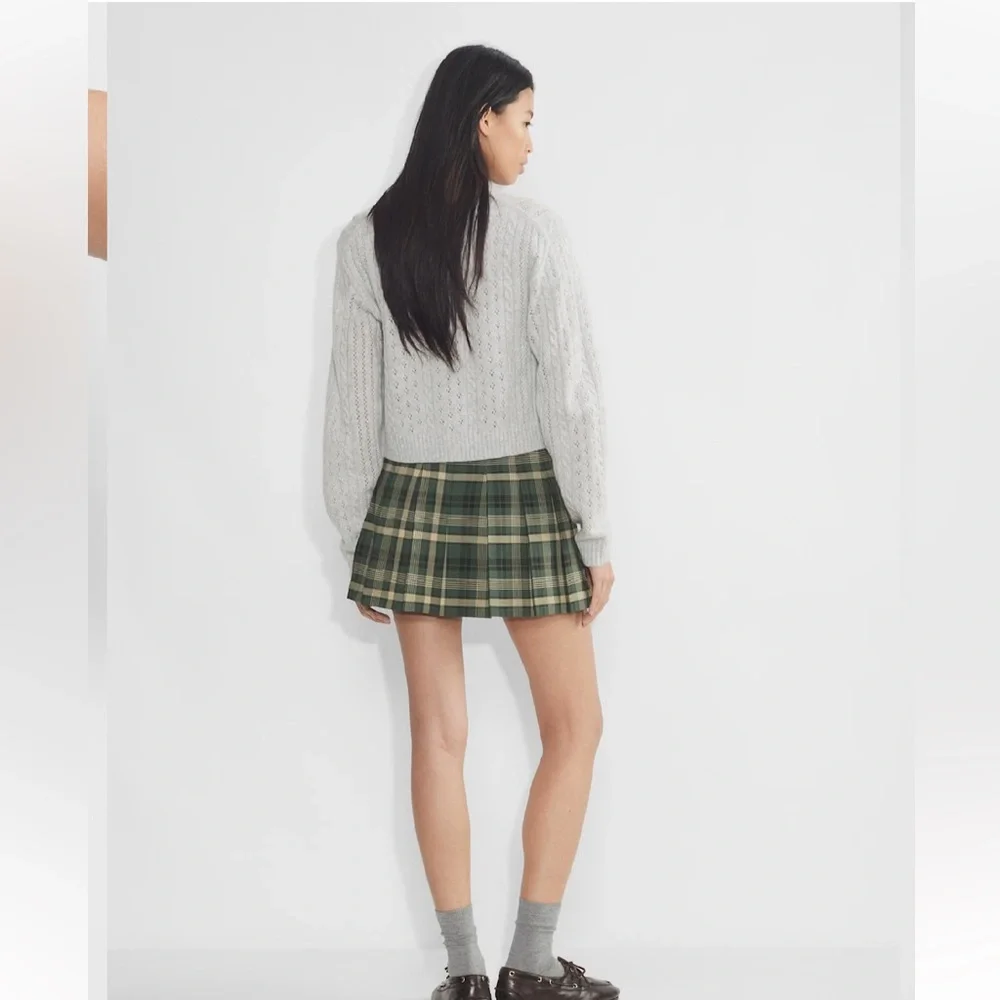 Sunday Best
Olive Micro Skirt Pleated high-waisted micro skirt Aritzia - Picture 5 of 13